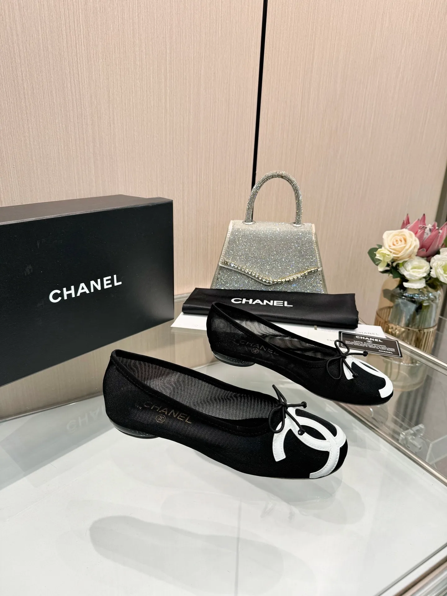 👟👟Ex-factory price 480👟👟 | ²⁰²5 𝐬𝐬 🤍🤎𝐂𝐇𝐀𝐍𝐄𝐋 Chanel 26A catwalk style handmade Mary Jane women's shoes. Ballet shoes are so amazing, the bow pattern is so cute! Even if I don’t wear flat shoes, I can’t resist the temptation! The second recommended pair of Chanel logo women's shoes has great texture and is versatile. It is made of lambskin and has an original two-color outsole. Size: 35-40 (41 can be customized and cannot be returned or exchanged)